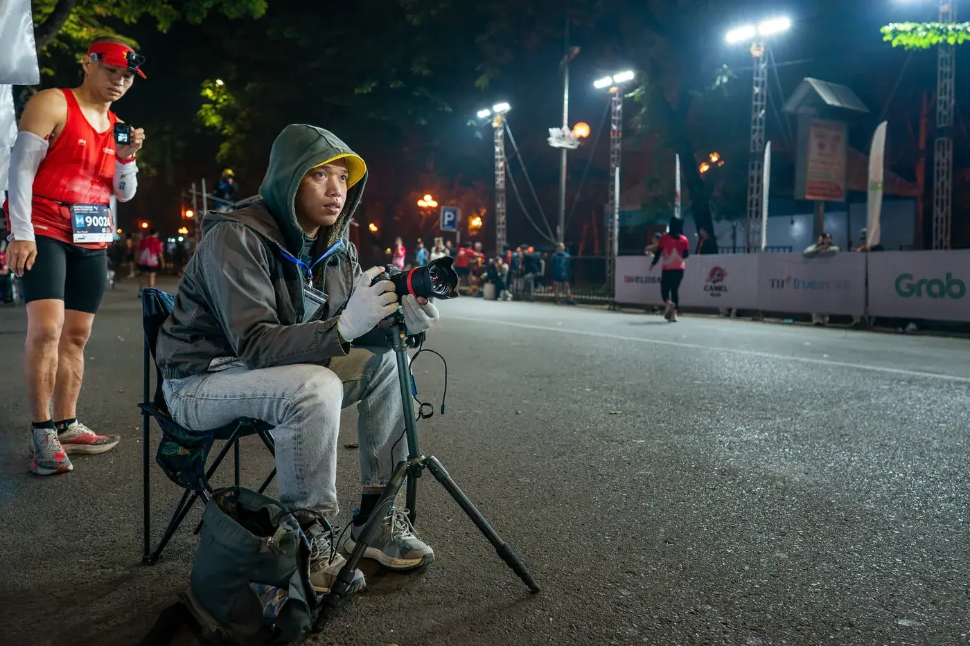 夜跑赛事中在路边拍摄的 BIBPIX 摄影师